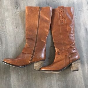 Heeled brown leather boots
